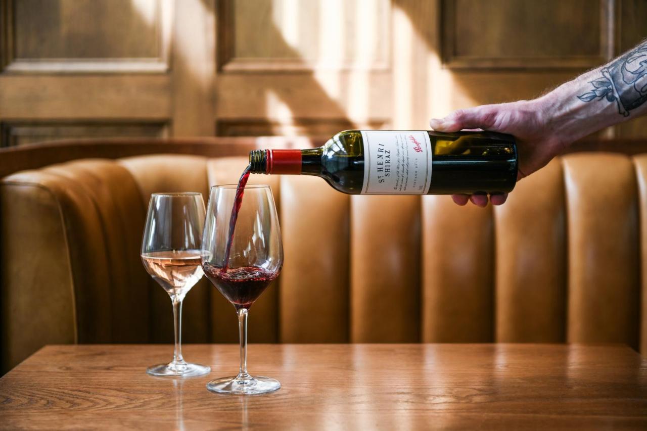 Powerhouse Hotel Tamworth By Rydges Luaran gambar Wine being poured