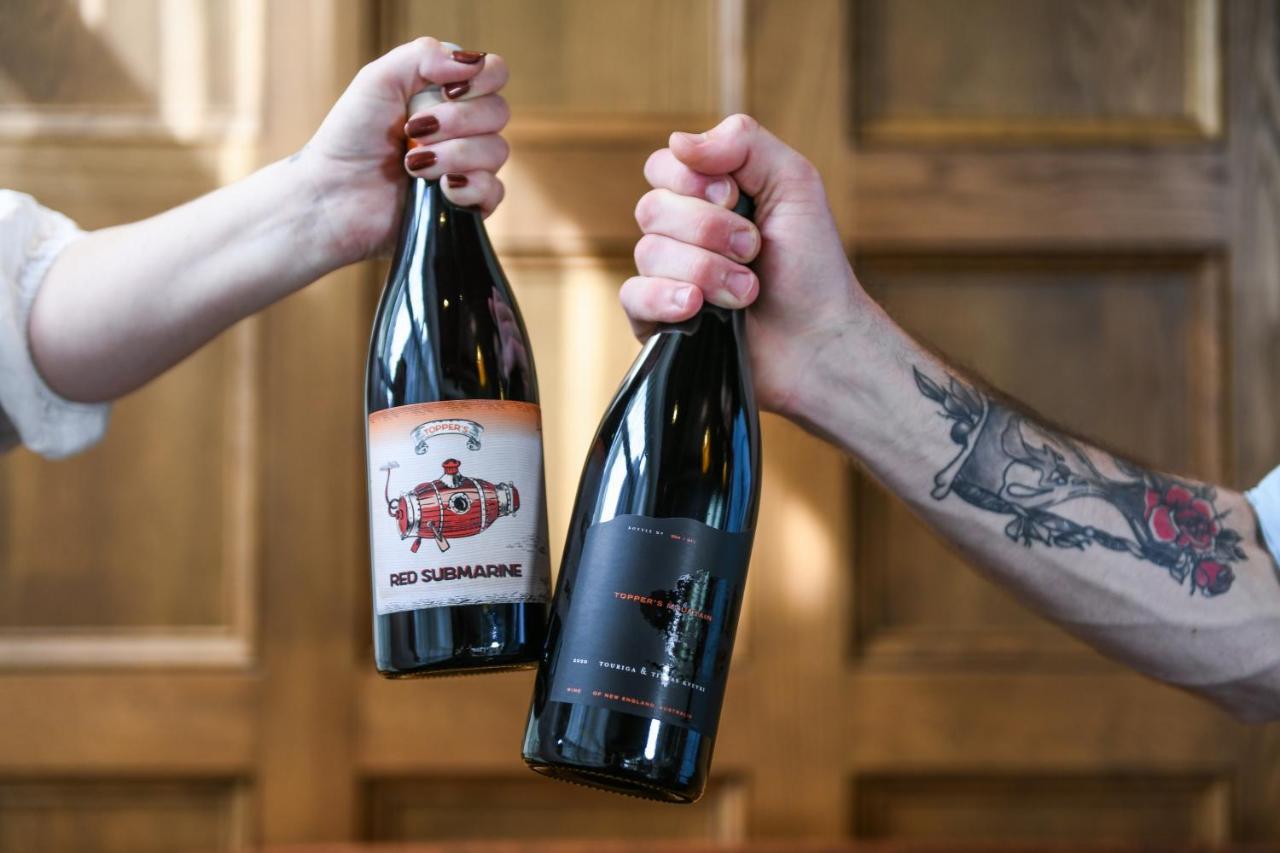 Powerhouse Hotel Tamworth By Rydges Luaran gambar Two bottles of wine