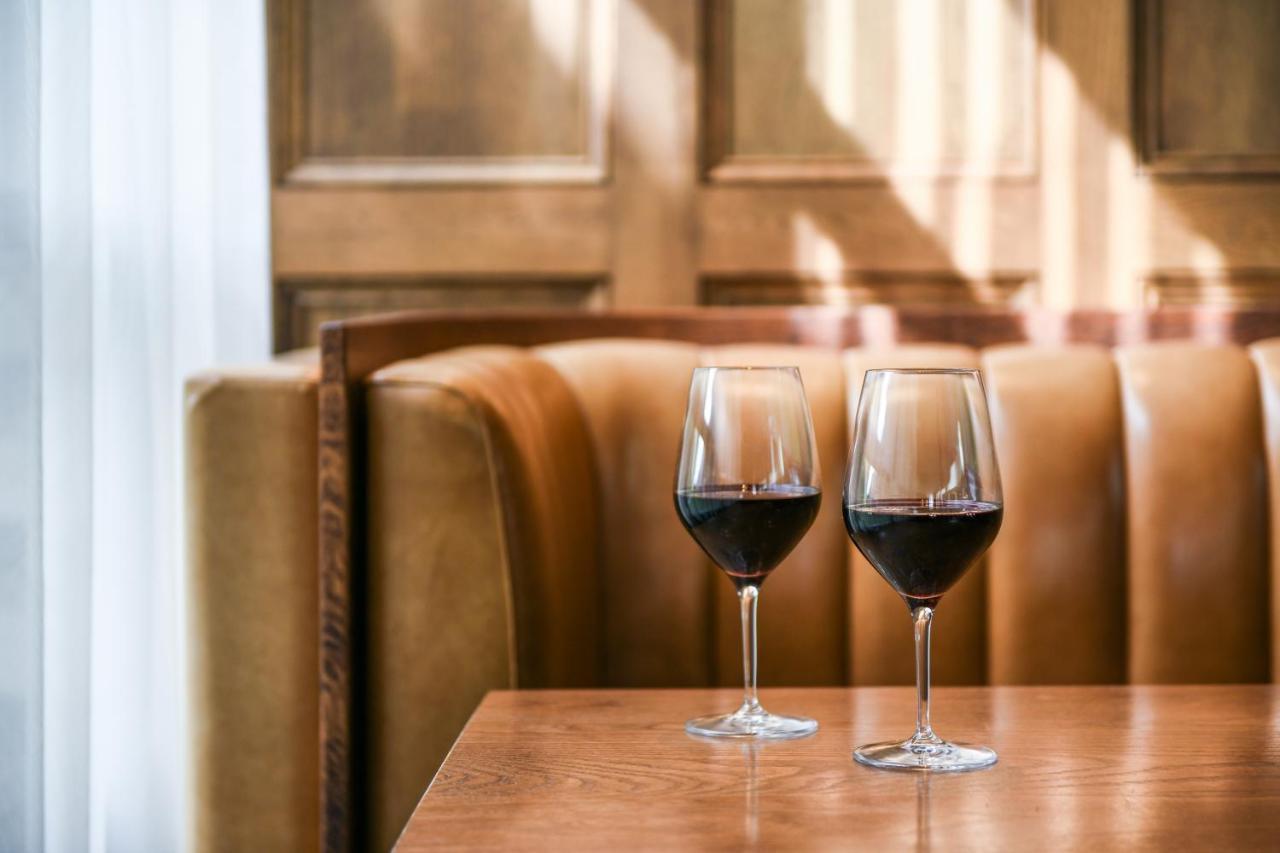 Powerhouse Hotel Tamworth By Rydges Luaran gambar Wine at the restaurant