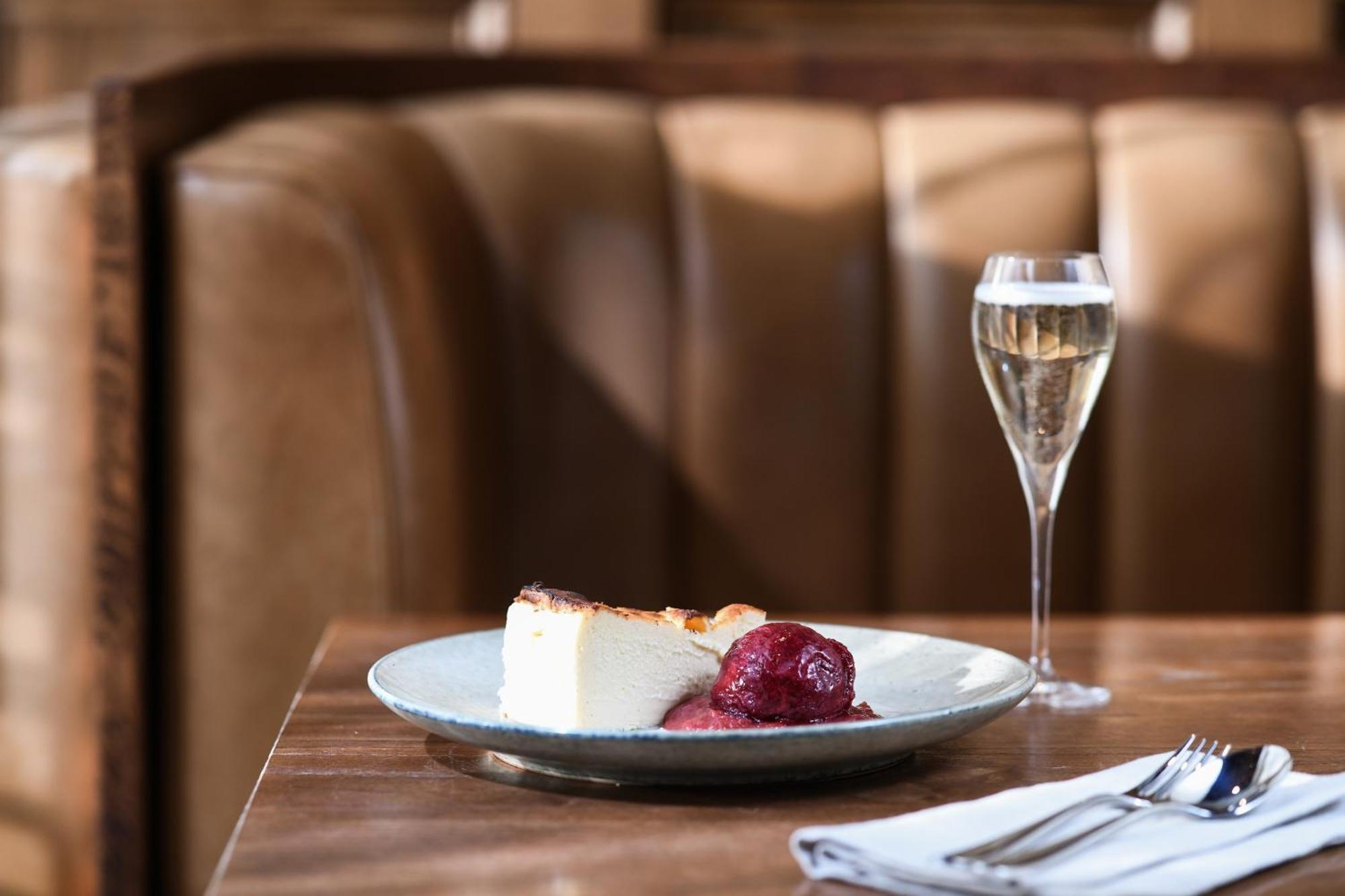 Powerhouse Hotel Tamworth By Rydges Luaran gambar A glass of Champagne with a dessert