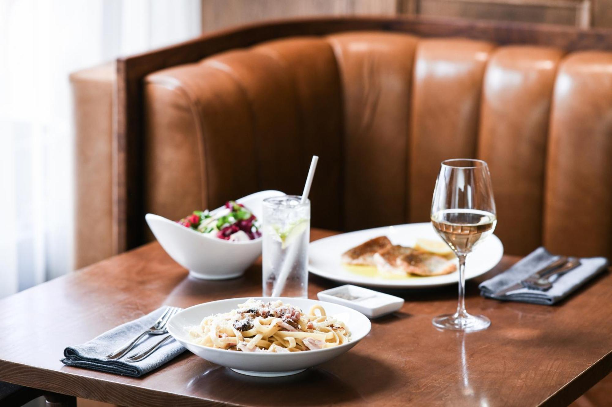 Powerhouse Hotel Tamworth By Rydges Luaran gambar A meal at the restaurant