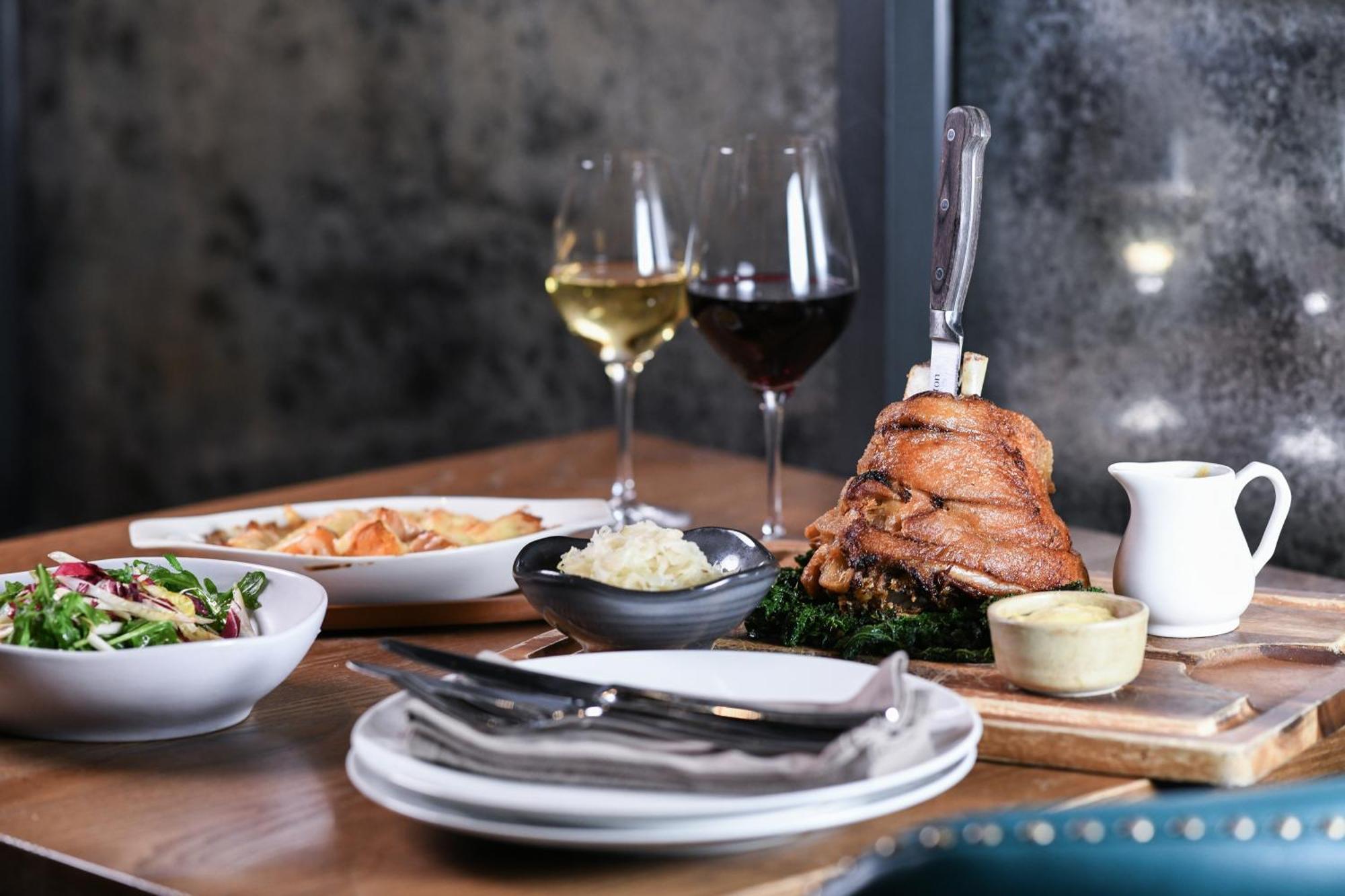 Powerhouse Hotel Tamworth By Rydges Luaran gambar A meal at the restaurant