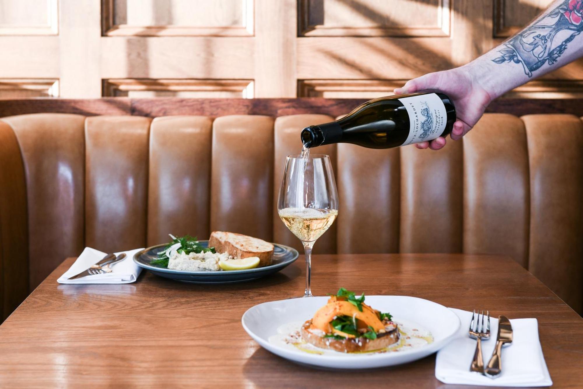 Powerhouse Hotel Tamworth By Rydges Luaran gambar A server pours wine at a restaurant